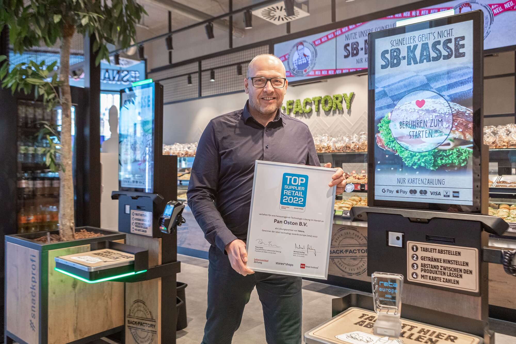 Hans Harald Pesch with the Top Supplier 2022 award for Pan Oston